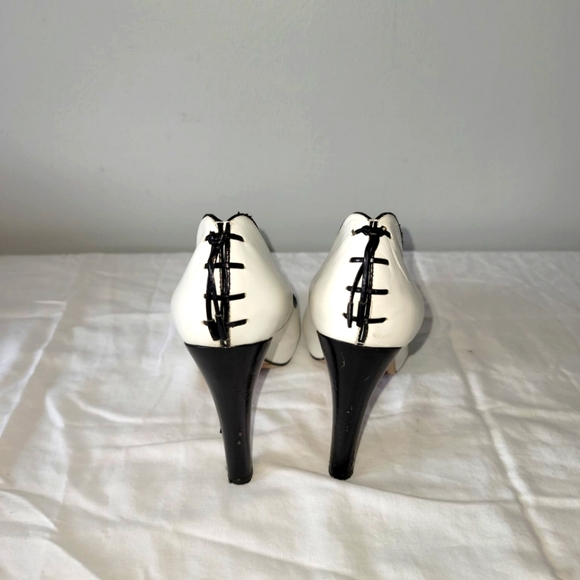 Gorgeous Nine West black and white with leather lace detail on the back size 9M - Picture 2 of 4